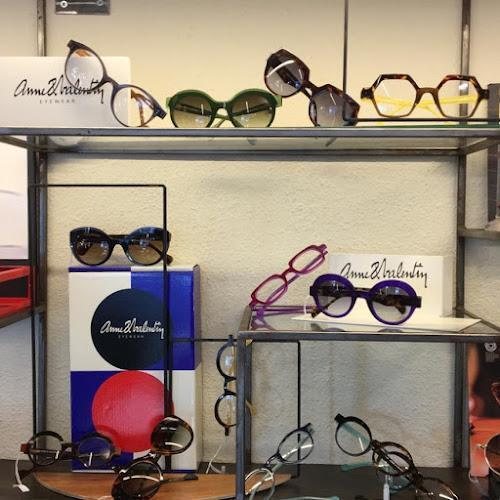 Montature colorate di design esposte sugli scaffali di Ottica Manfredi