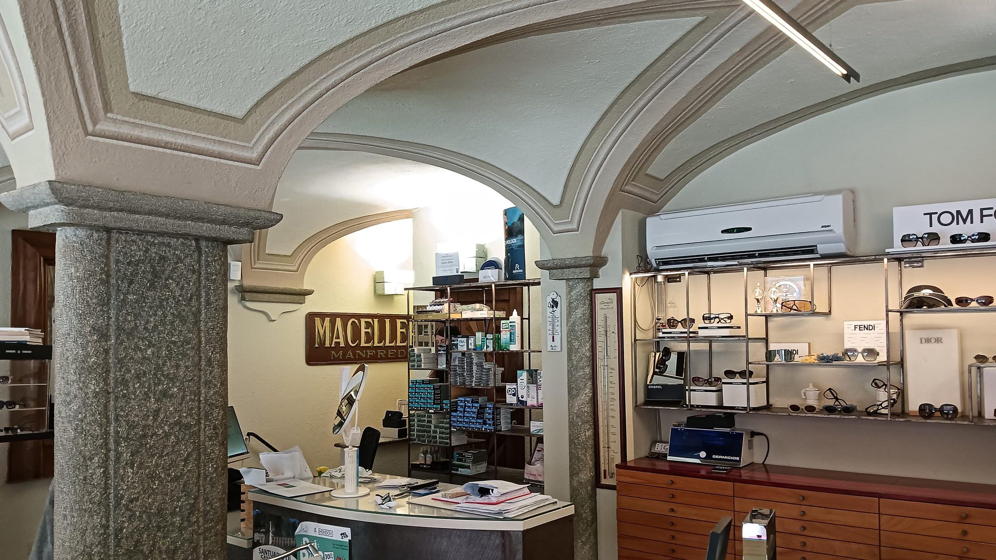 L'interno di Ottica Manfredi a Mondovì, sotto le volte in pietra di Piazza San Pietro