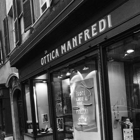 La vetrina di Ottica Manfredi in Piazza San Pietro a Mondovì, con l'insegna storica